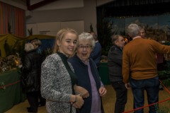Oma und Enkelin freuen sich über die gelungene Ausstellung.