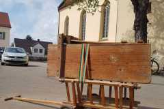 Traditionelle Trommelrätsche vor der Pfarrkirche.