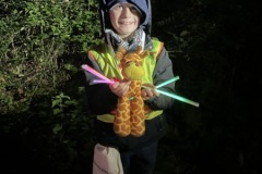 Der Schatz des Abends, den die Kinder im Wald gefunden haben, waren Leuchtbänder, die den Rückweg heller werden ließen.