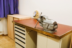 Werkzeugschrank mit Spannbock im Bastelraum