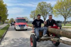Mit einem Traktorgespann und mit Begleitung der Feuerwehr wurde der Baum nach Bobingen gefahren.