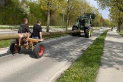 Mit einem Traktorgespann wurde der Baum nach Bobingen gefahren.