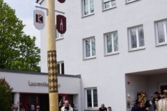 Präses Thomas Rauch segnete den Jugendmaibaum, der nun vor dem Eingang des Laurentiushauses steht.