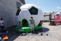 Fußball-Hupfburg für die Kinder