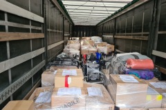 32 Paletten mit Hilfsgütern sind fertig für den Transport verladen.