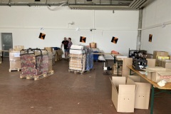 Die Waren wurden in der Sammelstelle in Gersthofen gesammelt, sortiert und transportfähig verpackt.