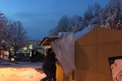 Für den Abbau mussten die Hütten vom Schnee befreit werden.