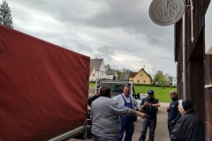 Bereits am Freitag fuhren sechs Helfer mit einem LKW nach Ursberg zum Dominikus-Ringeisen-Werk, um die von den Klosterschwestern für uns gesammelte Ware abzuholen.