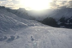 Schneebedeckte Pisten und Berge im Silvretta Montafon.