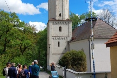Vor der St. Vituskirche und dem historischen Backhäusle in Burgwalden.