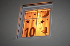 Über der Eingangstüre von Familie Deschler leuchtet das Fenster zum 10.Dezember.  Es passt zur Geschichte vom Stern der Hoffnung.